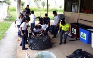 Niños reciclando residuos sólidos en los centros educativos de Boca Tapada, Boca San Carlos y Boca Cureña.