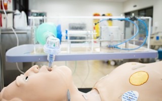 La fotografía es del día de las pruebas en la Ucimed. El respirator es probado en los simulatores. 
