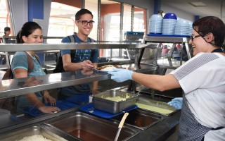 Dos estudiantes esperando que le sirvan almuerzo en el Restaurante Institucional del TEC.