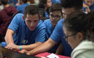 estudiantes_reunidos_trabajando_