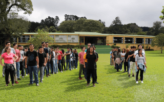 Imagen de varios estudiantes en un campamento.