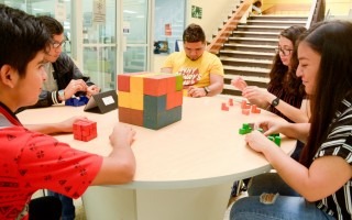 estudiantes_jugando_con_cubo_matematico_