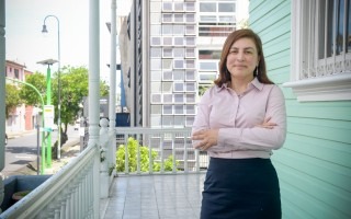 Paola Vega Castillo en el corredor frontal de Casa Verde. Al fondo se aprecia el edificio nuevo del Campus TEC San José.