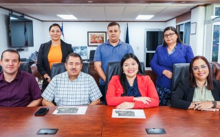Rectora y Alcalde posan con el acuerdo