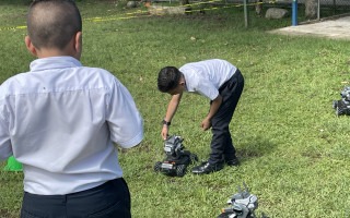 Imagen de dos niños con un robot 