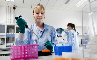 Una investigadora en el laboratorio