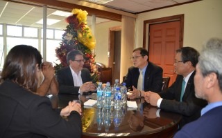 gente en rectoría con rector Julio Calvo