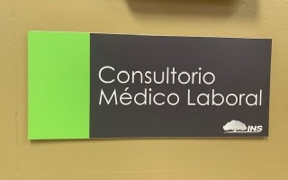 Rótulo que dice Consultorio Médico Laboral del INS.