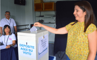 mujer emitiendo voto 
