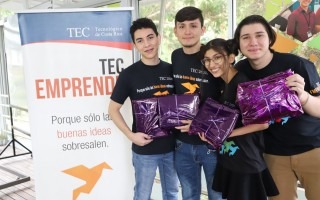 Estudiantes posando con regalos por obtener el segundo lugar de la competición.