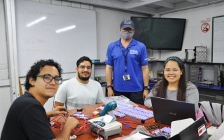 Estudiantes prueban celdas de baterías de litio