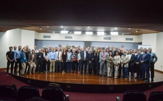 Participantes al acto protocolario en el TSE posan para la fotografía oficial 