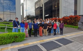 Estudiantes posan a las afueras de la empresa HP 