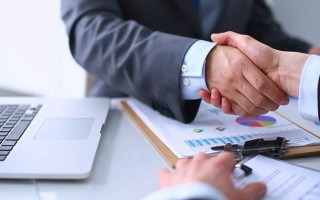 Imagen ilustrativa de dos personas dándose la mano 