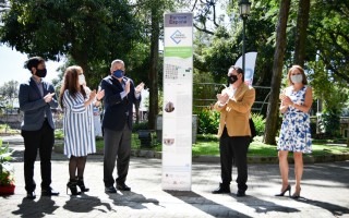 Varias autoridades posan con un tótem en el parque España.