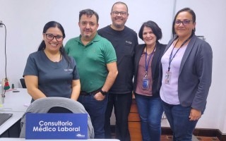 En la fotografía están: De izquierda a derecha). Karla Fallas, (enfermera CTLSJ), Ronald Bonilla (director CTLSJ), Donald Bermúdez (médico CTLSJ), Zuria Alpízar (médico de enlace con el INS) y  la Laura Quirós (enfermera de Enlace con el INS).