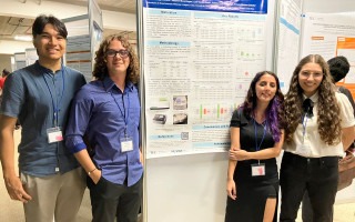 Imagen de 4 estudiantes exponiendo