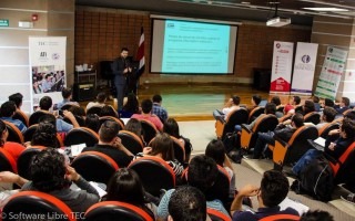 Auditorio lleno en una de las charlas de la feria. 