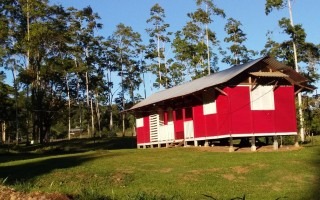 Vivienda de madera en el campo.