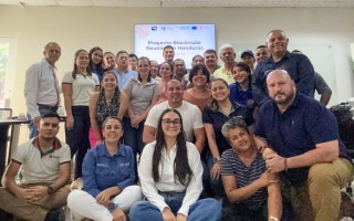 Productores posan para las fotografía 