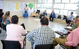 Imagen de varias personas en un taller de construcción