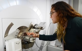 Una mujer en el laboratorio.