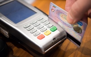 persona_haciendo_pago_con_tarjeta_credito_