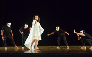 La fotografía muestra una de las presentaciones de Teatro 