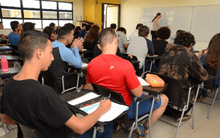 Sloder Arguedas, estudiante de primer ingreso proveniente de Ticaban de Guápiles, en su primera clase del curso de Matemática Discreta. Foto: Ruth Garita.