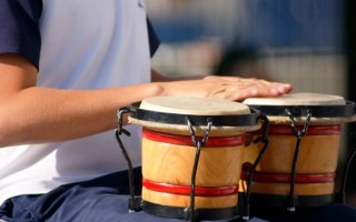 manos de hombre tocando tambor