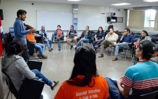 Imagen de varios estudiantes escuchando una charla 