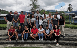 imagen de varios estudiantes junto al coordinador del técnico posando para la fotografía.