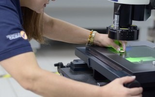 Una mujer haciendo mediciones.