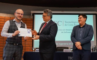 Momento de la entrega del certificado
