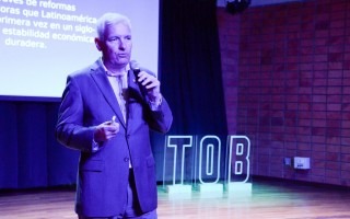 En la fotografía Alberto Padilla expone ante la audiencia.