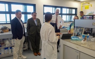 representantes de Texas Tech en un laboratorio.