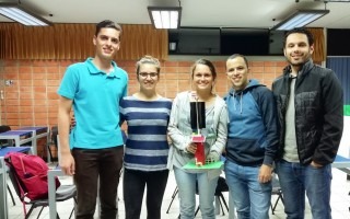 Cinco jóvenes: tres hombres y dos mujeres, posan para la foto, con la maqueta del Totem Inteligente. 