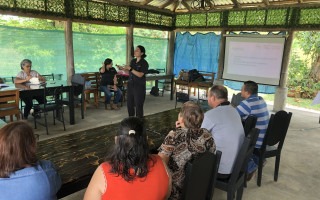 Imagen de varias personas recibiendo capacitaciones en inglés