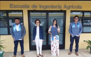 Imagen de una profesora y tres estudiantes mostrando su título universitario.