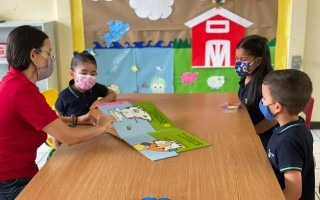 Niños del TipTEC, en clases, con una de sus maestras. 