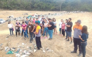 Imagen de varios estudiantes en un relleno sanitario