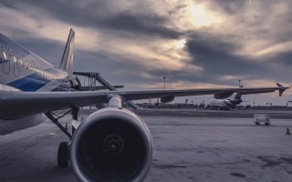 Turbina y ala de avión estacionado.