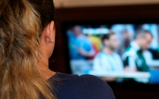 mujer viendo televisión 