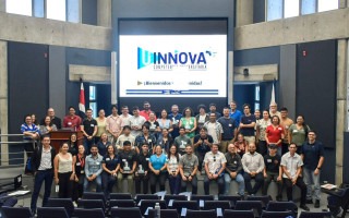 Estudiantes participantes posan para la fotografía