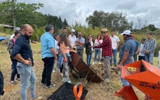 Personas recibiendo una capacitación sobre molido de carbón