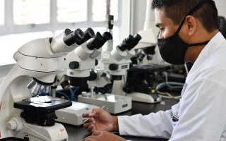 Un joven en el laboratorio.