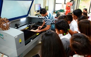 niños viendo equipo en producción industrial