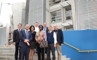 Siete personas posando para la fotografía, en las nuevas residencias estudiantiles.