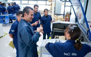 profesor muestra laboratorio a estudiantes