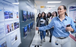 La visita incluyó una visita por las instalaciones. Aquí durante uno de los recorridos por un pasillo. 